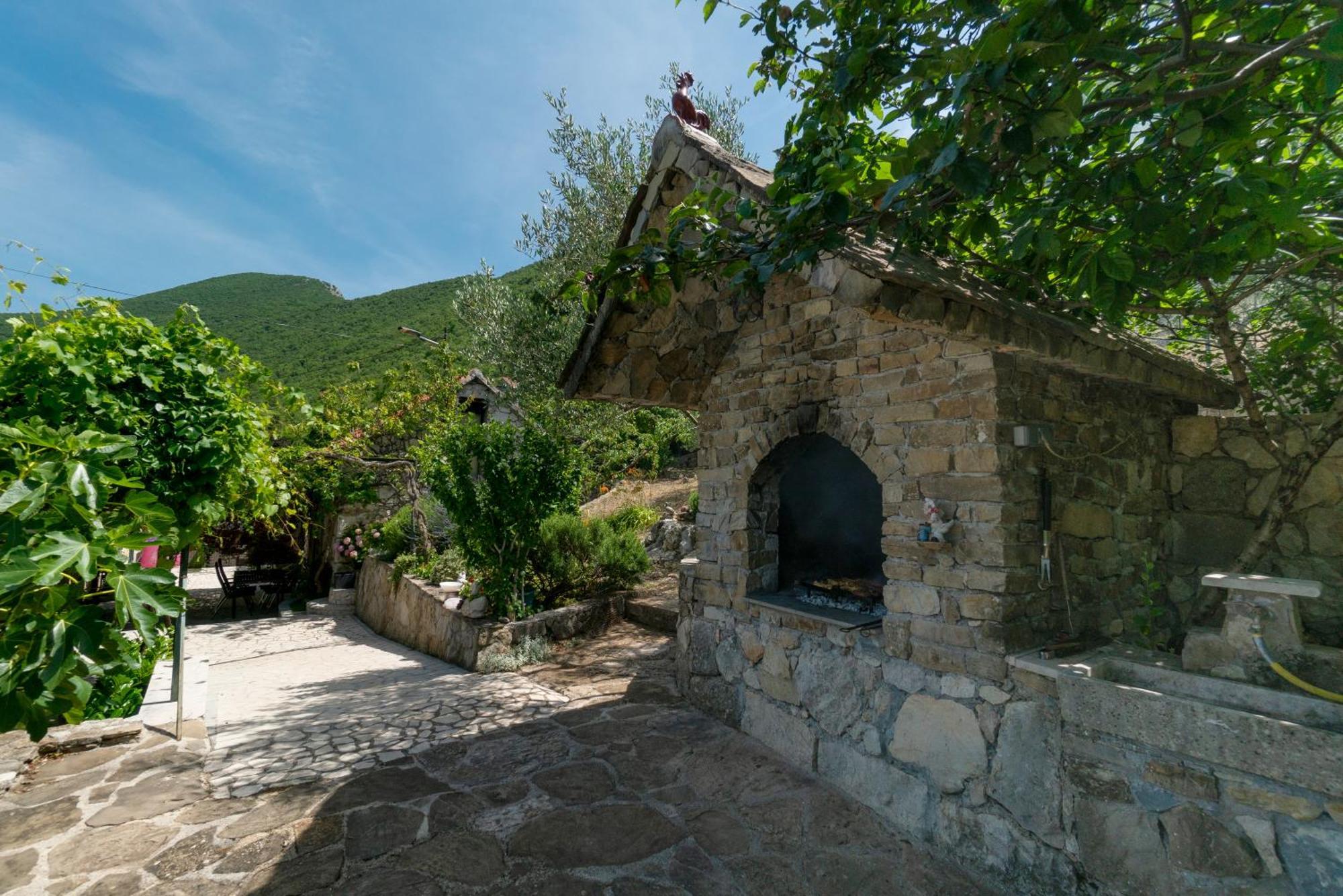 Apartments Srdanovic Omiš Eksteriør billede